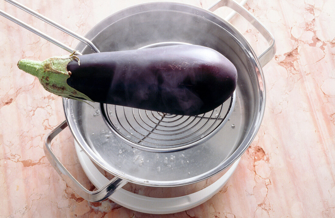 Aubergine auf Schaumkelle in Topf legen, Step.