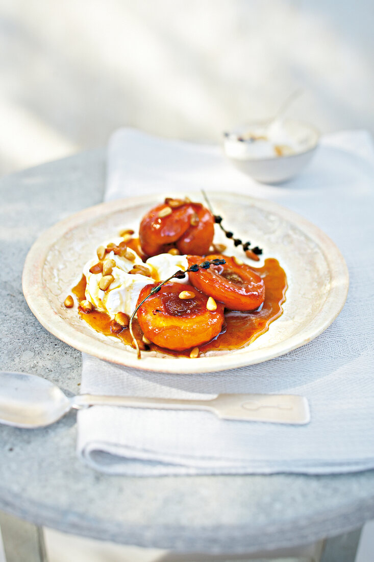 Teller mit gebratenen Aprikosenhälften und Lavendelzweigen