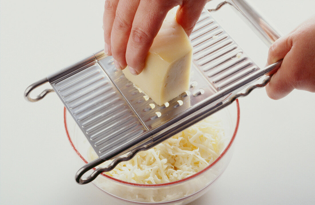 Appenzeller Käse auf einer Küchenreibe grob raspeln, Step 2