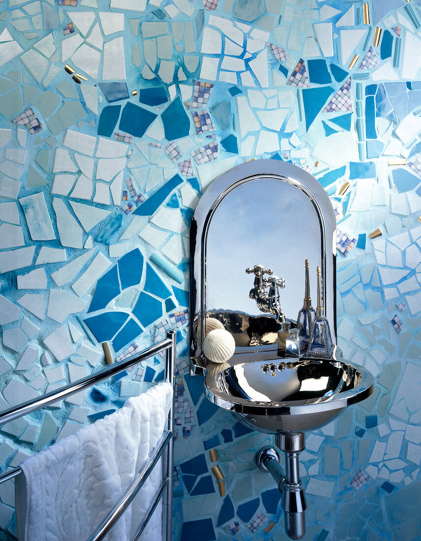 Waschbecken an blauer Mosaik-Wand. 
