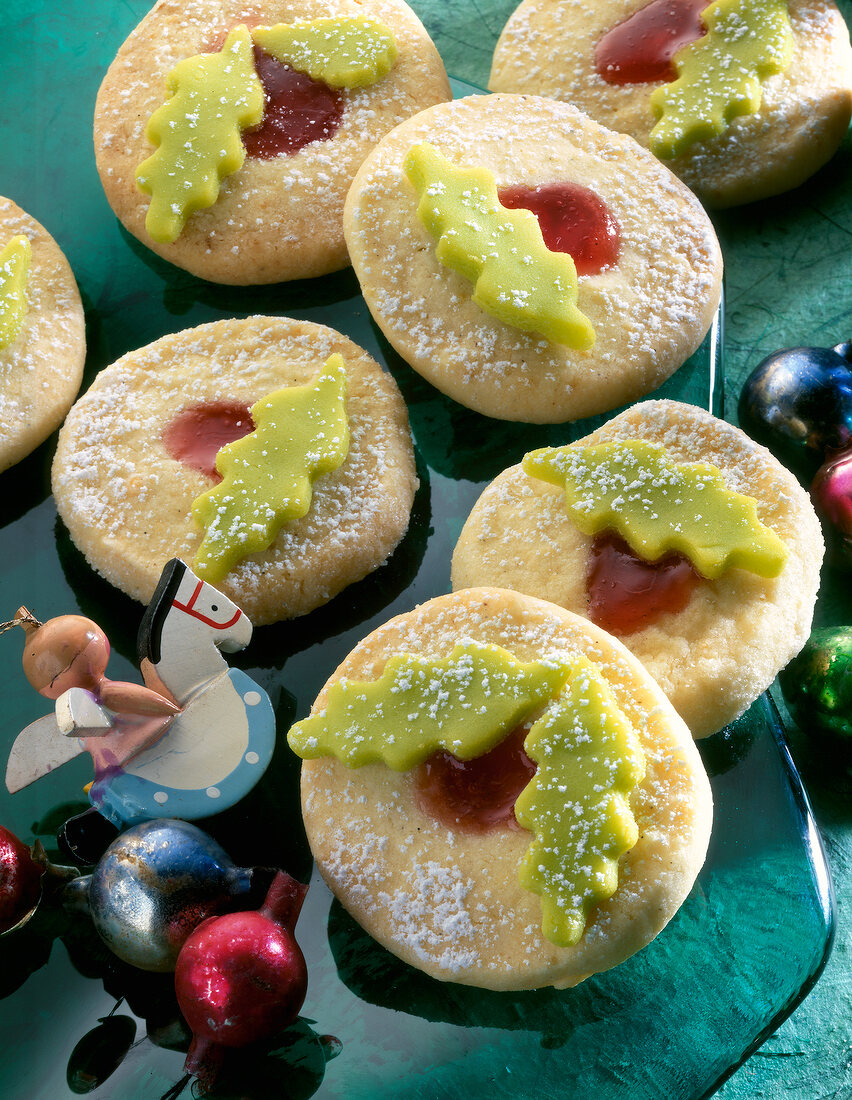 Heidesandplätzchen mit Marmelade, Marzipanfiguren und Puderzucker