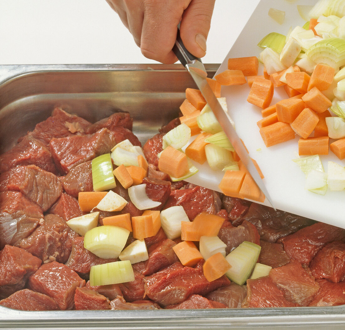 Wild; Hirschragout, Step2, Gemüse in Form mit Fleisch zugeben