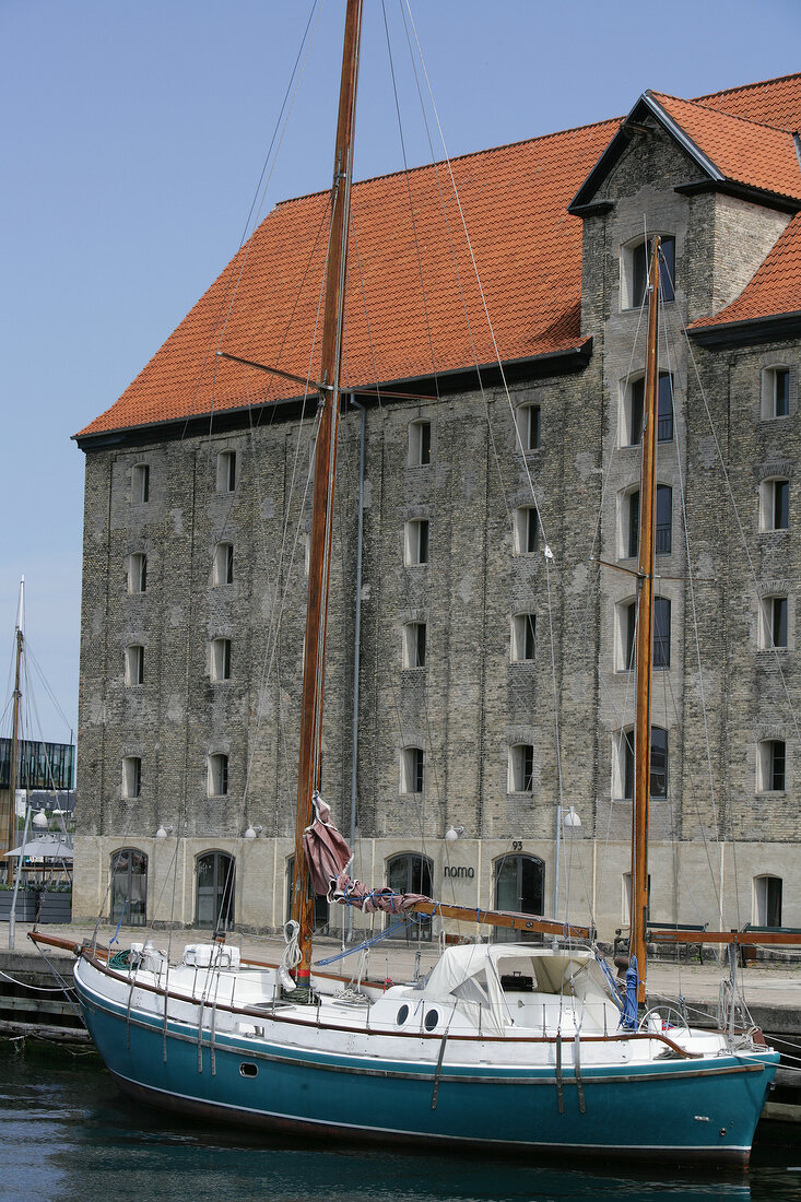 Fischerboot im Hafen Segelboot Jolle Segelschiff