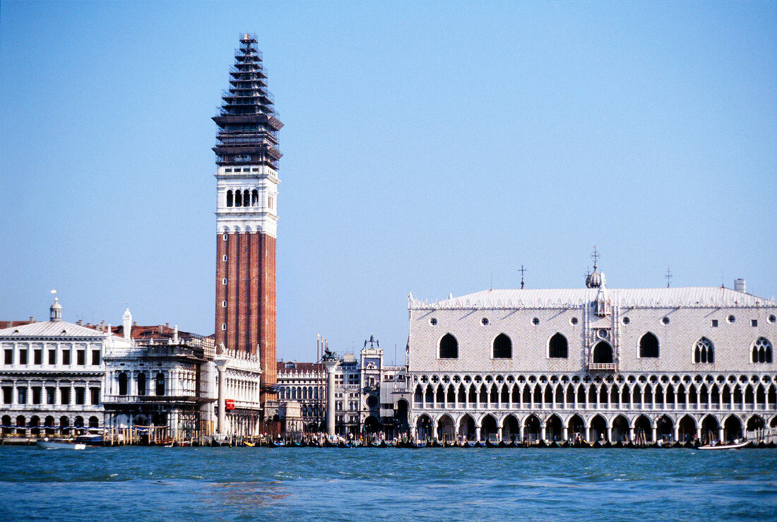 Piazza San Marco in Venedig, Italien, Aufnahme von Weitem, Wasser