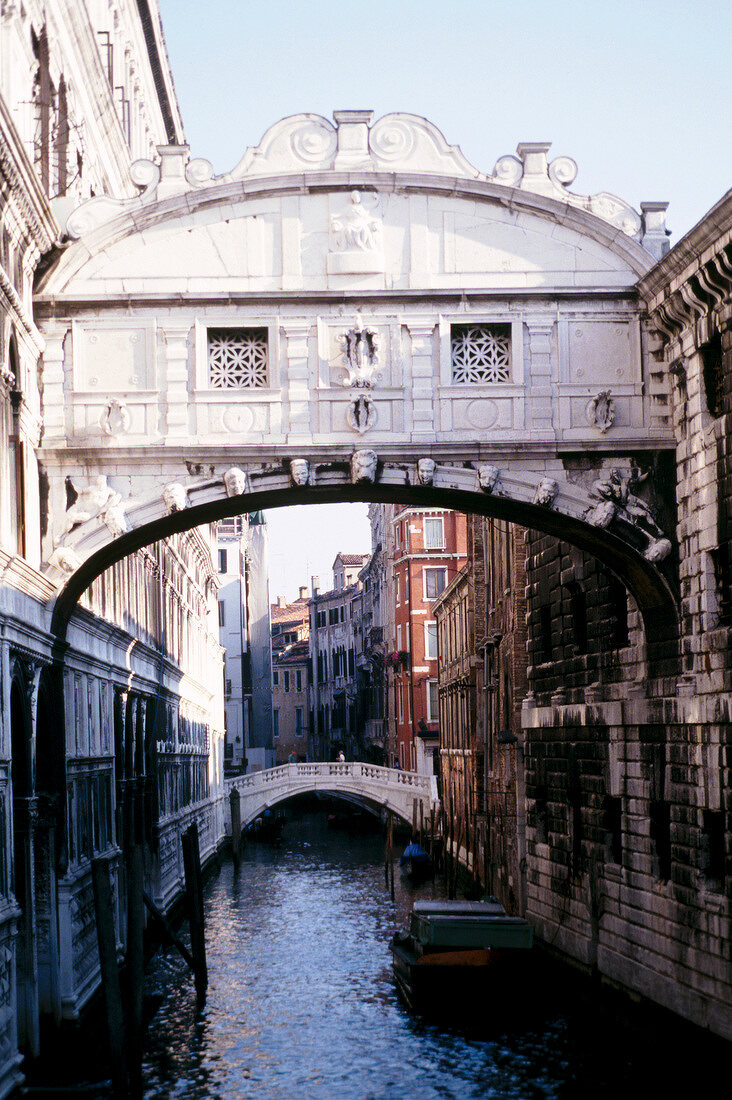 Arkade über Kanal in Venedig, weiß, Italien