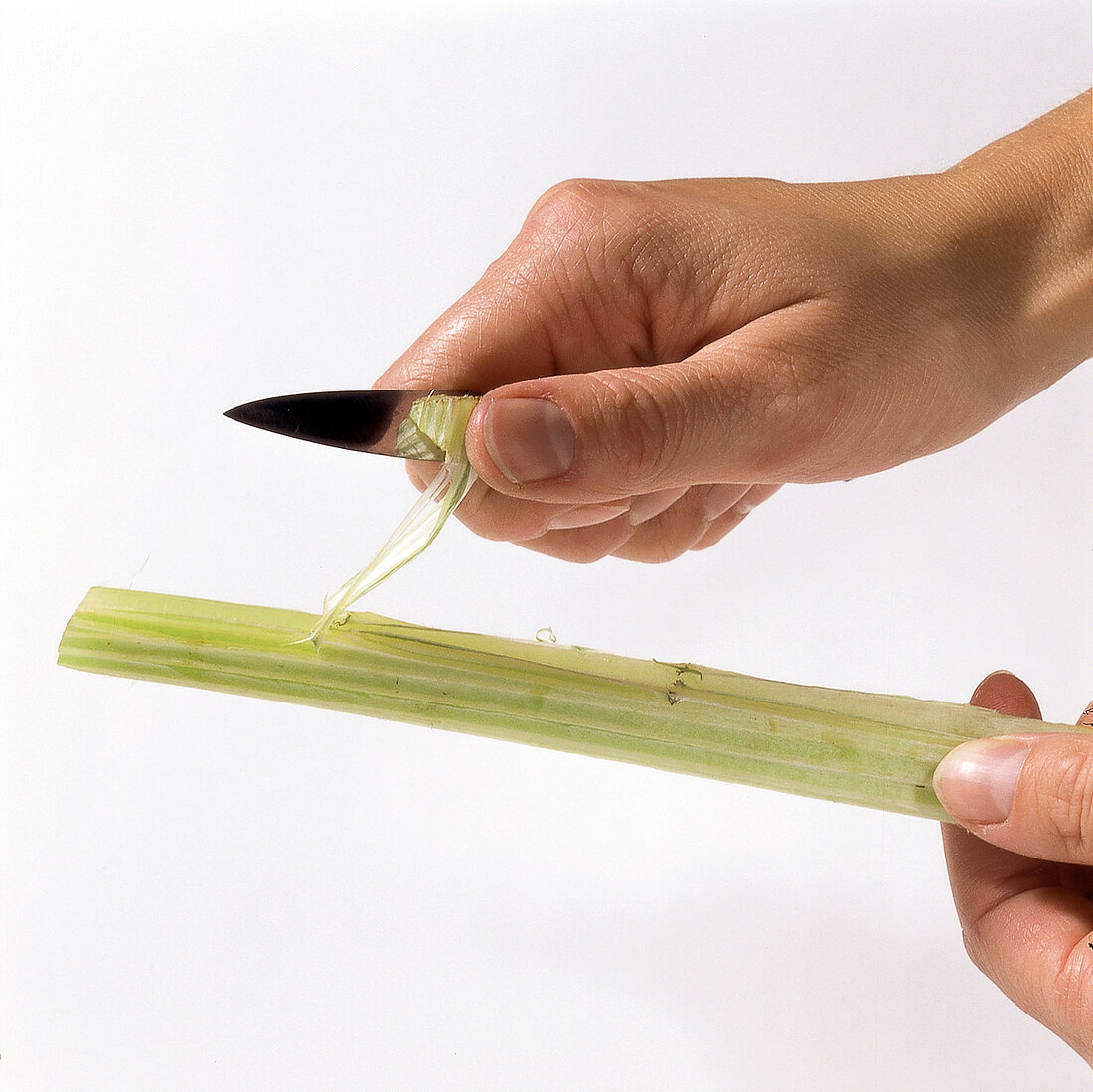 Gemüse aus aller Welt, Fäden mit einem Messer abziehen, Step 3