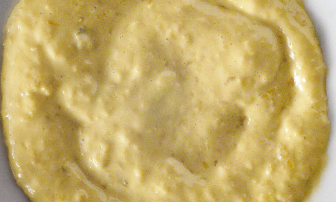 Gelbe Joghurtsoße, close-up. 