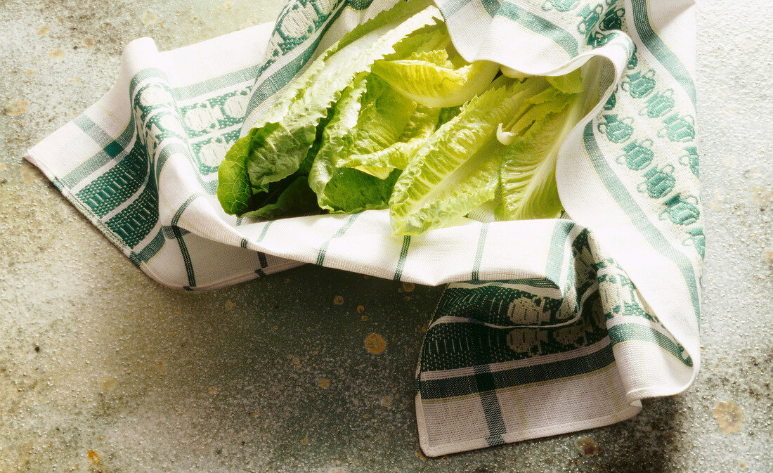 Lettuce leaves wrapped in tea towel