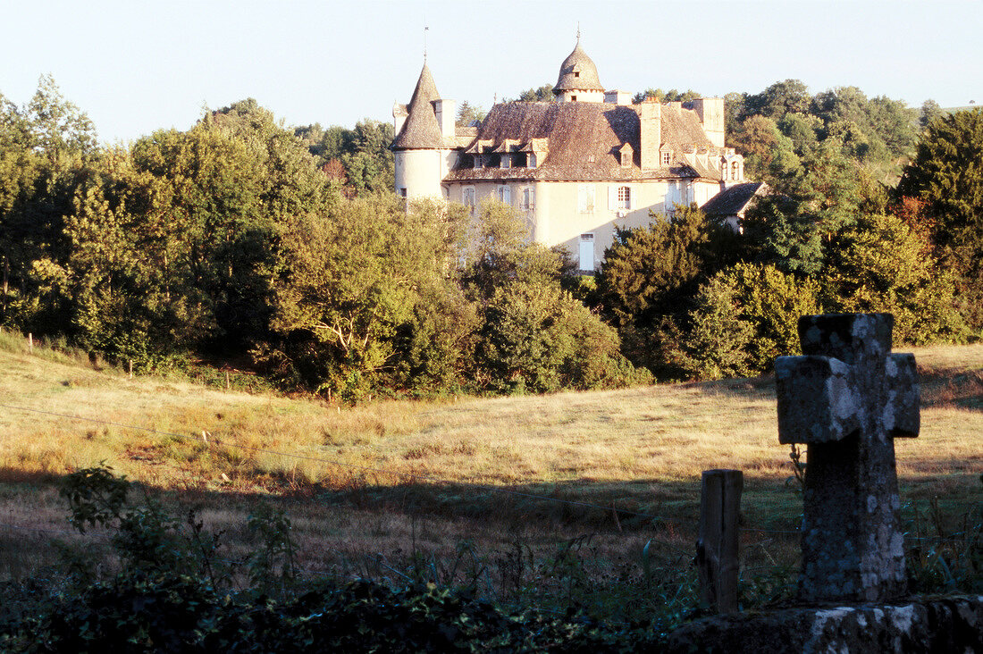 Château de Calvinet aus der Ferne, Auvergne