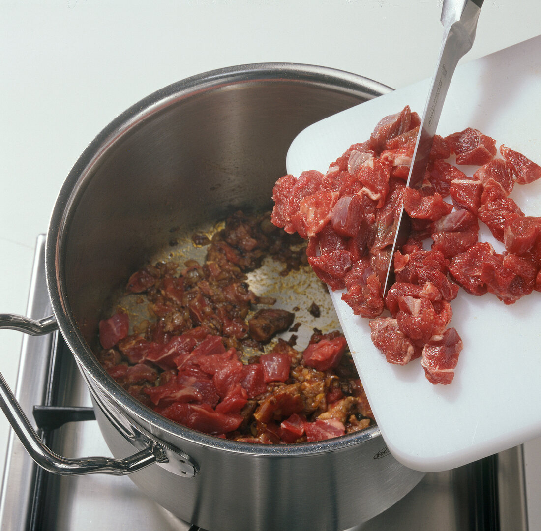 Beef.  Gulaschsuppe zubereiten Fleischwürfel zugeben: Step 4