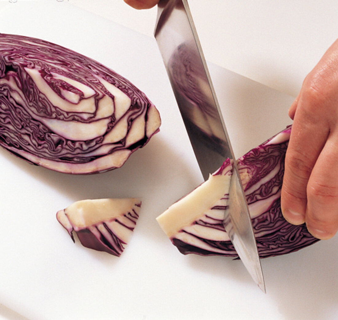 Gemüse aus aller Welt, Strunk vom Rotkohl herausschneiden, Step 2