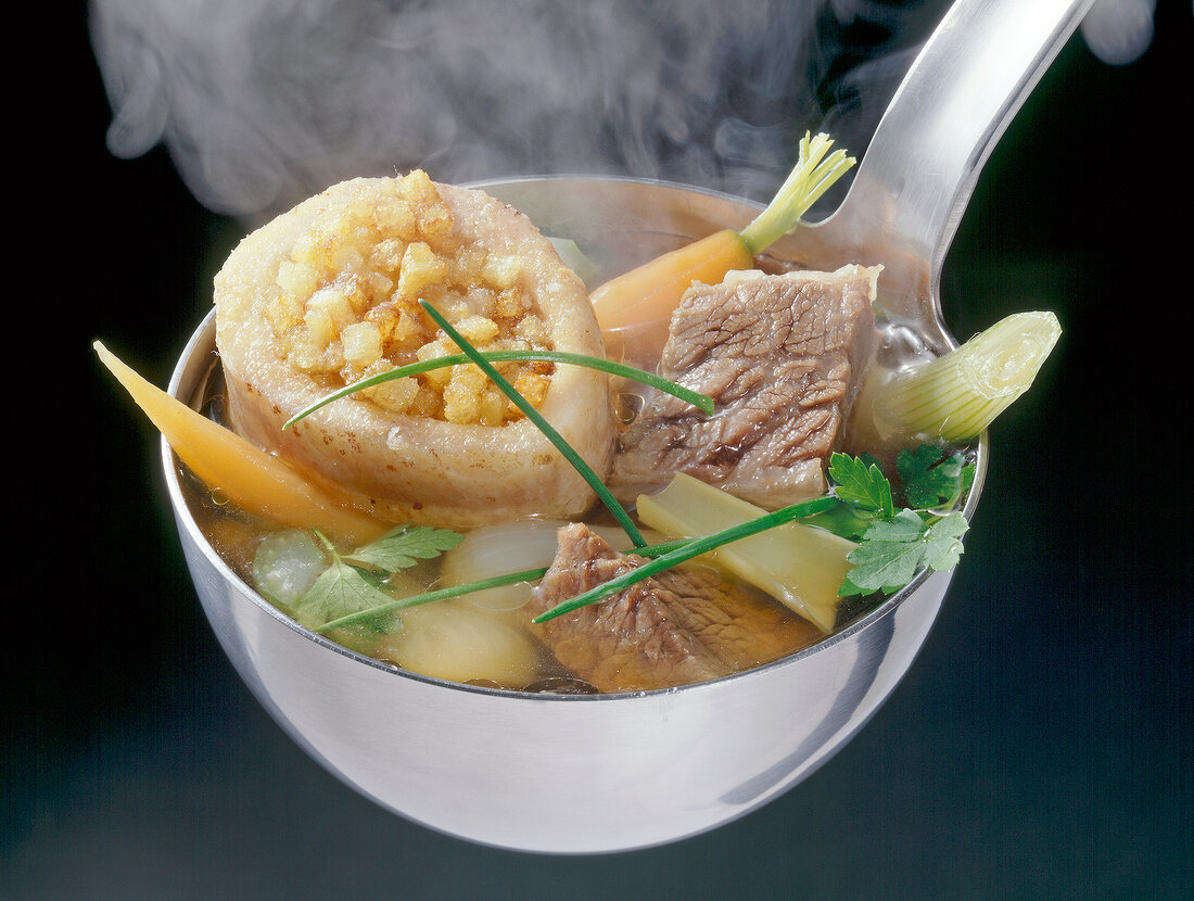Beef.   Suppe in einer Kelle mit Gemüse und Fleisch, close-up.