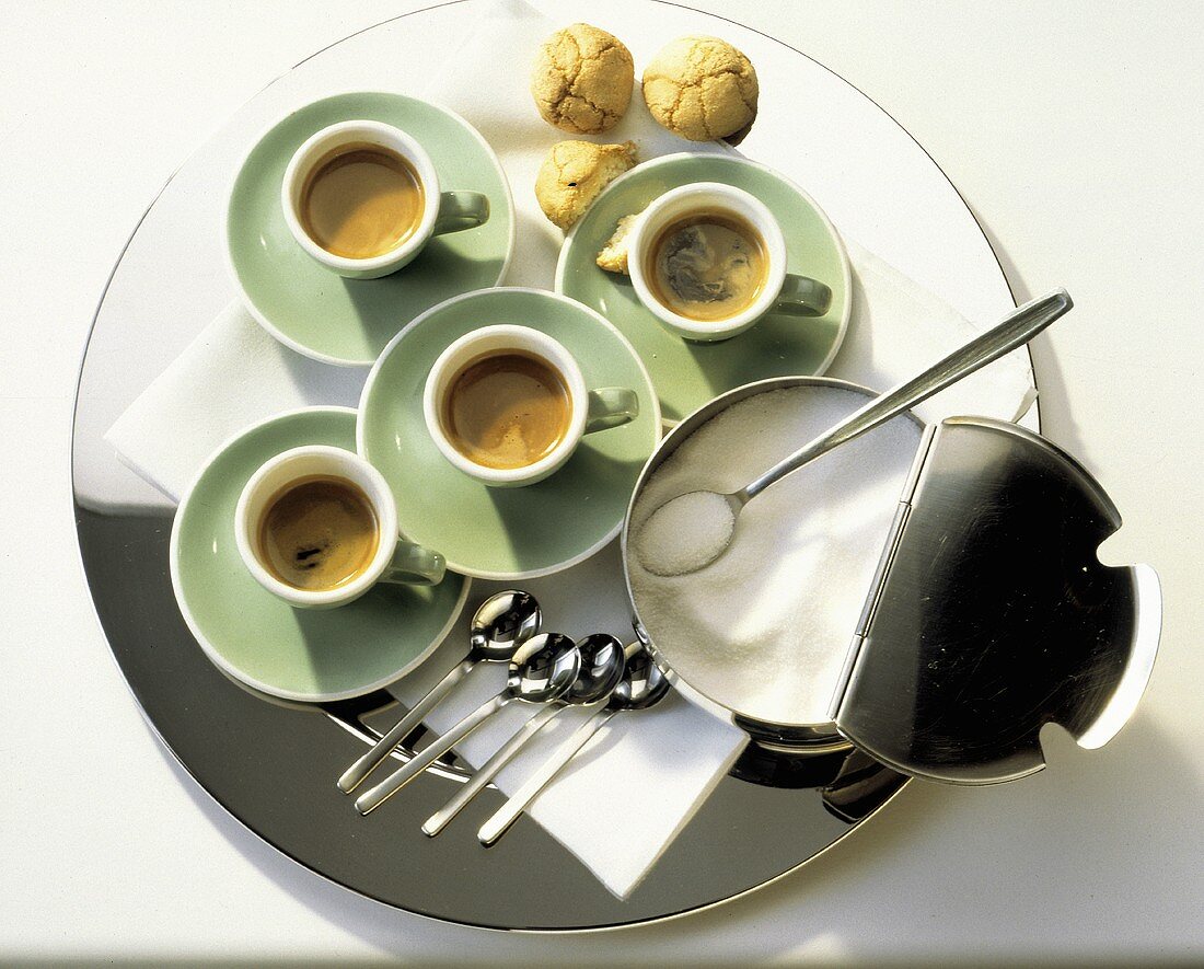 Tablett mit Espresso; Amaretti & Zuckerdose