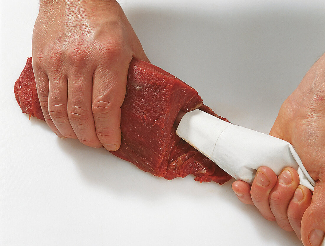 Beef.  Rinderfilet füllen, mit Spritzbeutel Füllung zugeben, Step