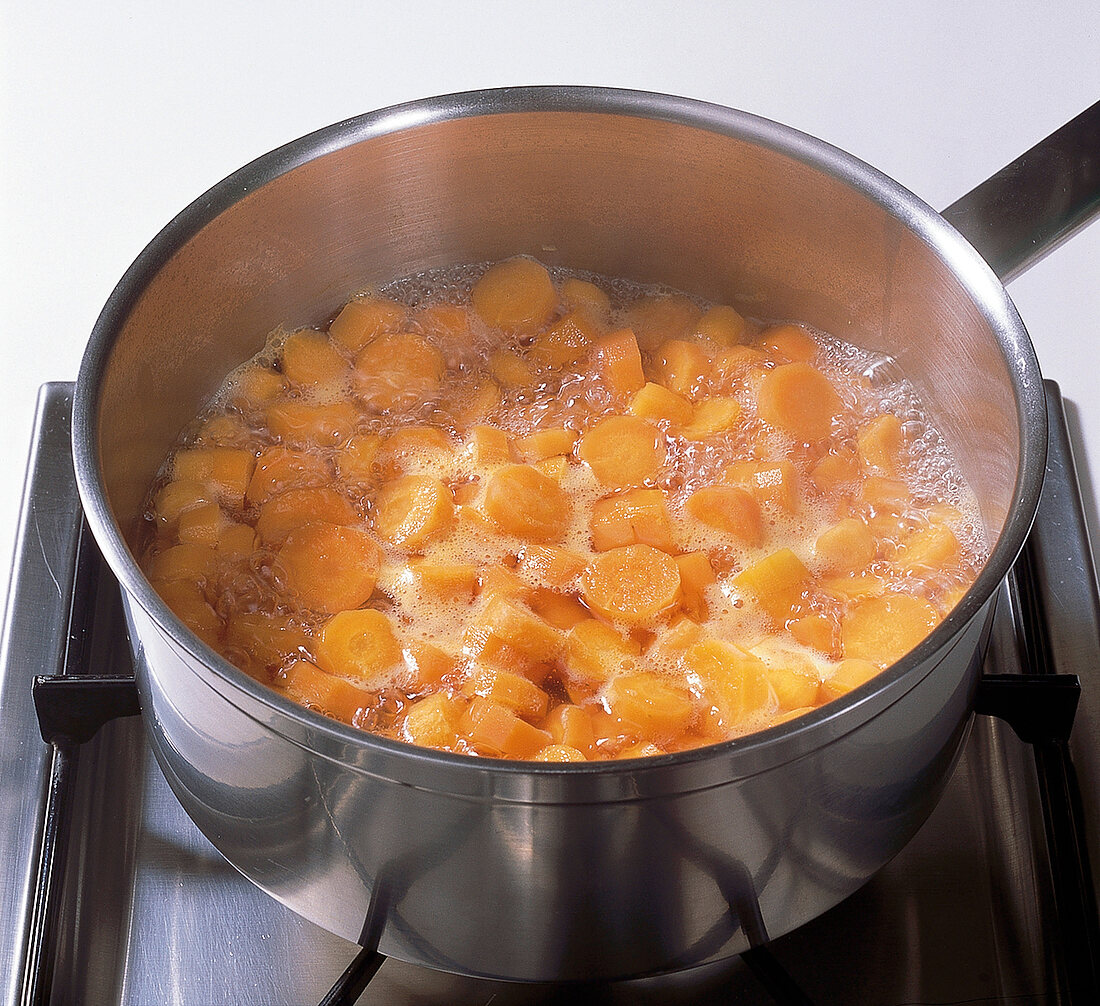 Gemüse aus aller Welt, Kleinge schnittene Möhren kochen, Step 1