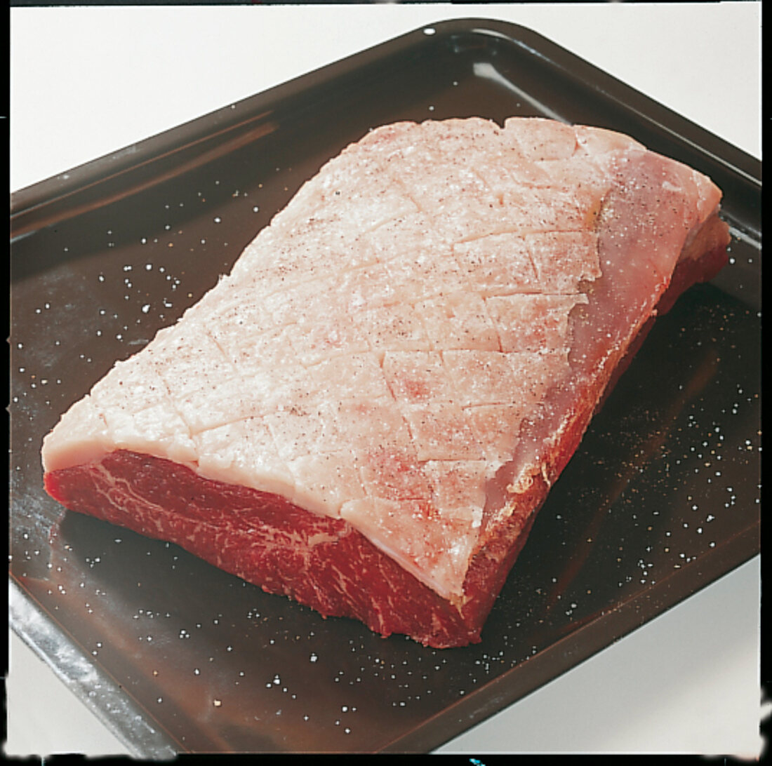 Beef.  Roastbeef vorbereiten, Fleisch salzen und pfeffern, Step.