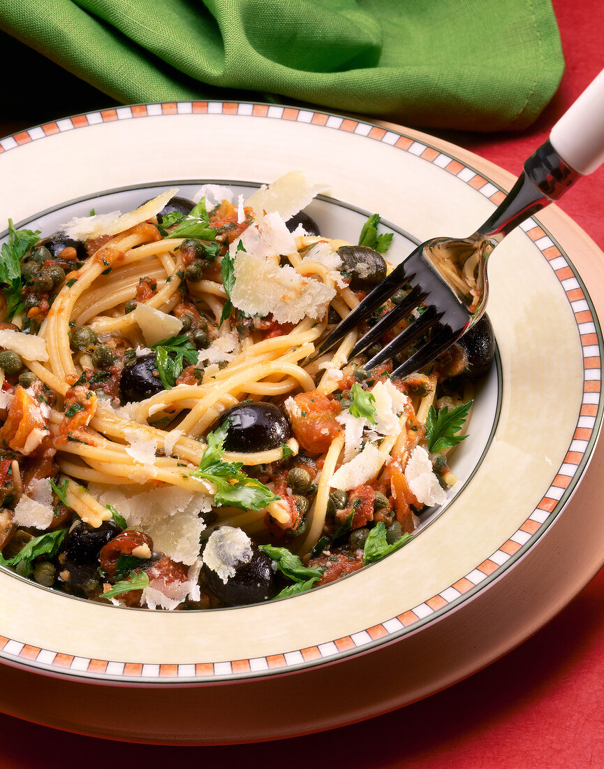 Spaghetti con Olive e Capperi auf Teller, mit Oliven und Kapern