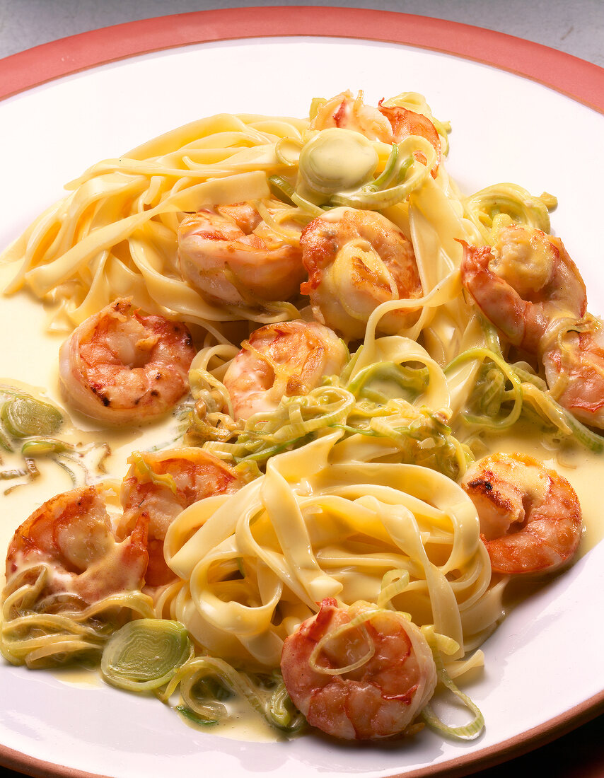 Tagliattele con Scampi auf Teller, mit Porree