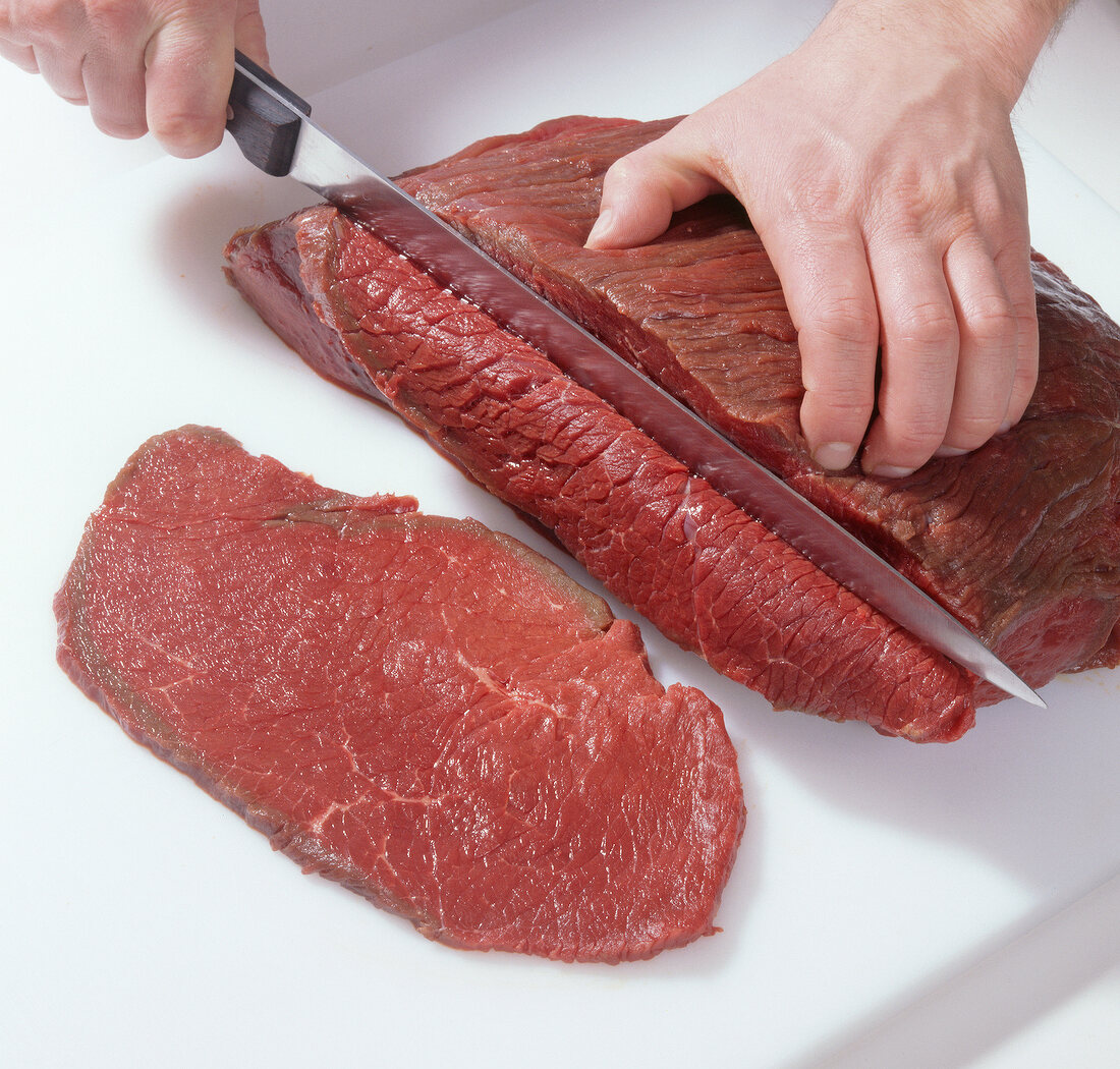 Beef.  Rouladen schneiden: Scheibe Fleisch abschneiden, Step