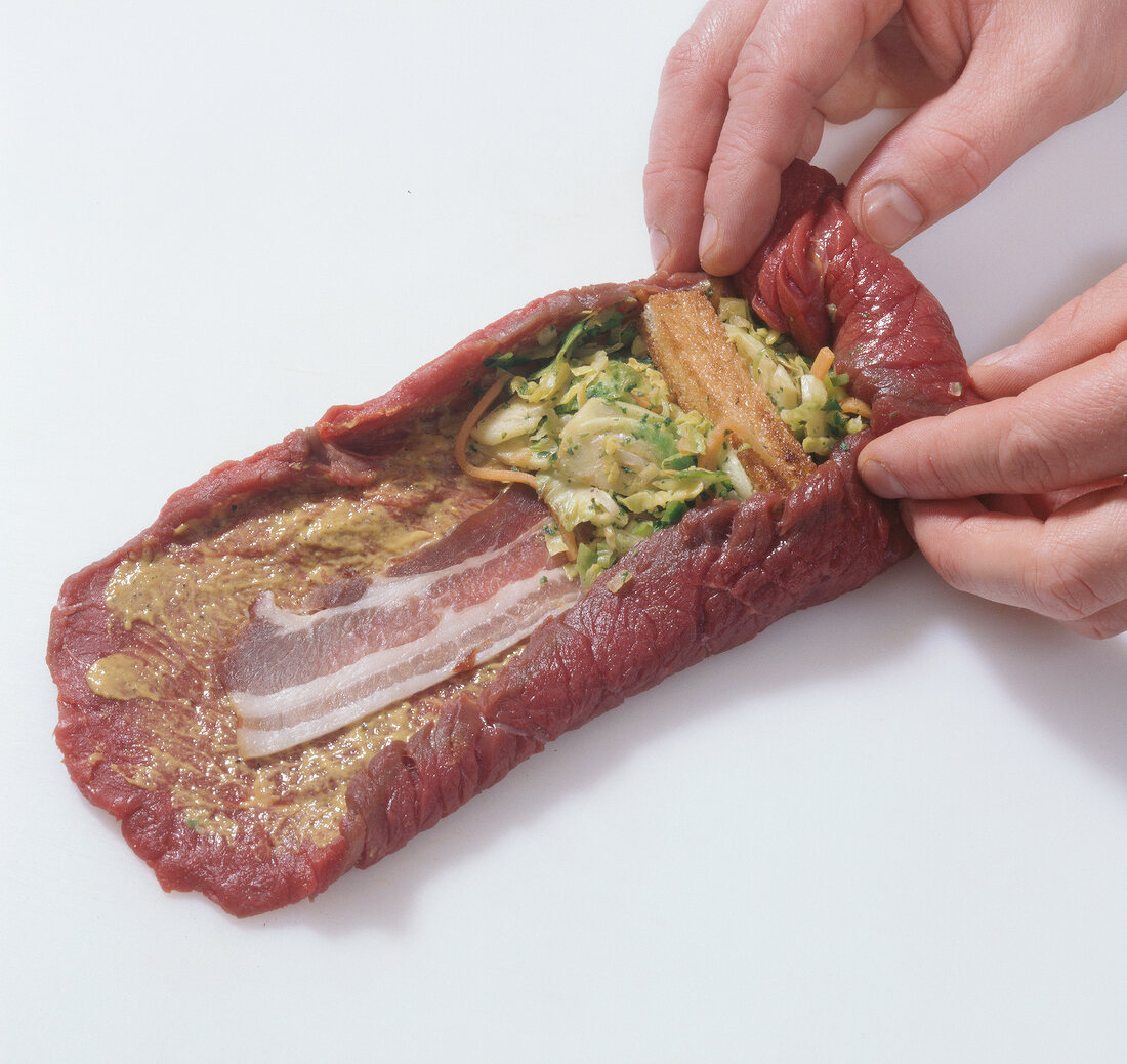 Beef.  Rouladen schneiden: Fleisch füllen und aufrollen, Step
