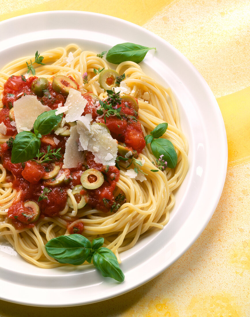 Spaghetti mit Tomaten-Oliven-Sauce auf Teller