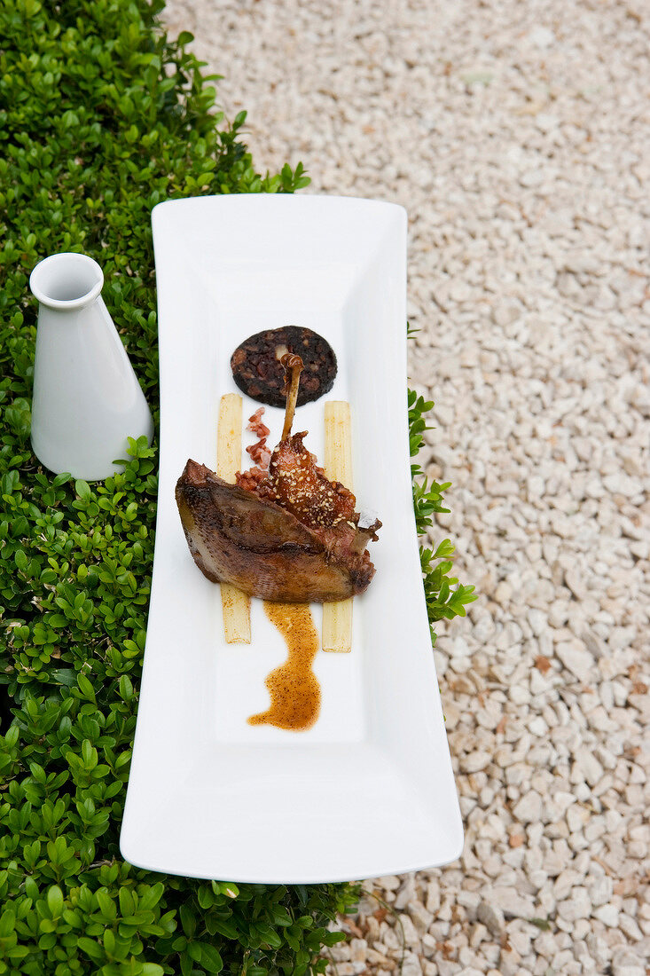 Gebratene Taube mit Blutwurst, rotem Reis und Jus von türkischem Kaffee