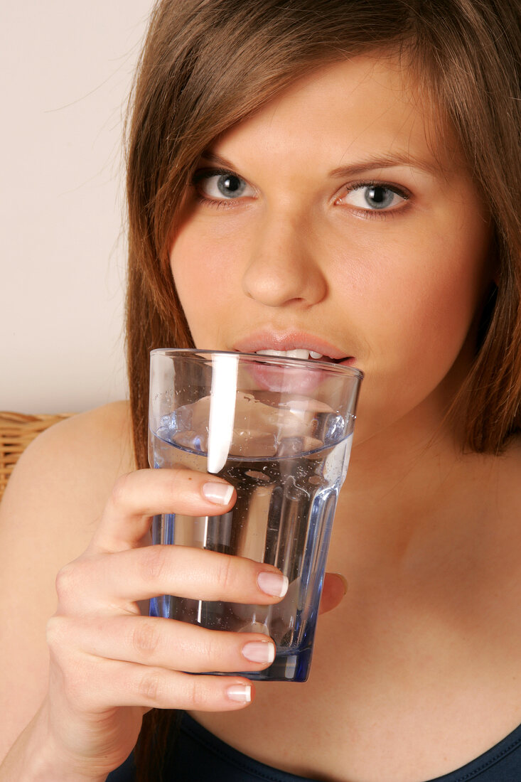 Magdalena Frau mit langen Haaren trinkt Glas Wasser