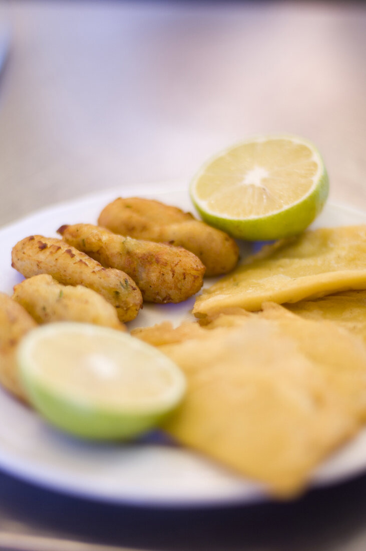 Kroketten mit Zitronen auf einem Teller