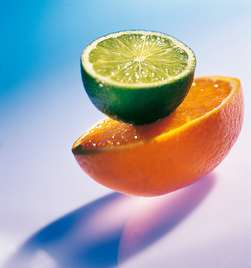 Orangenspalte und halbe Limette 