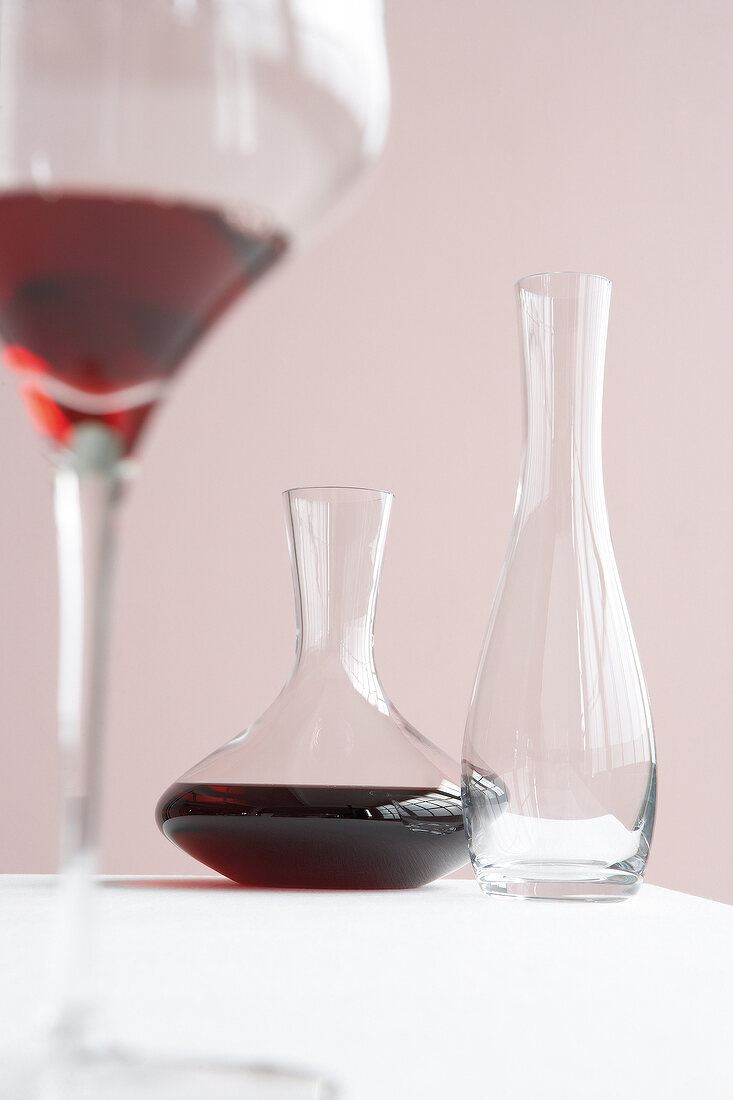 Verschiedene Weinkaraffen, eine mit Rotwein gefüllt