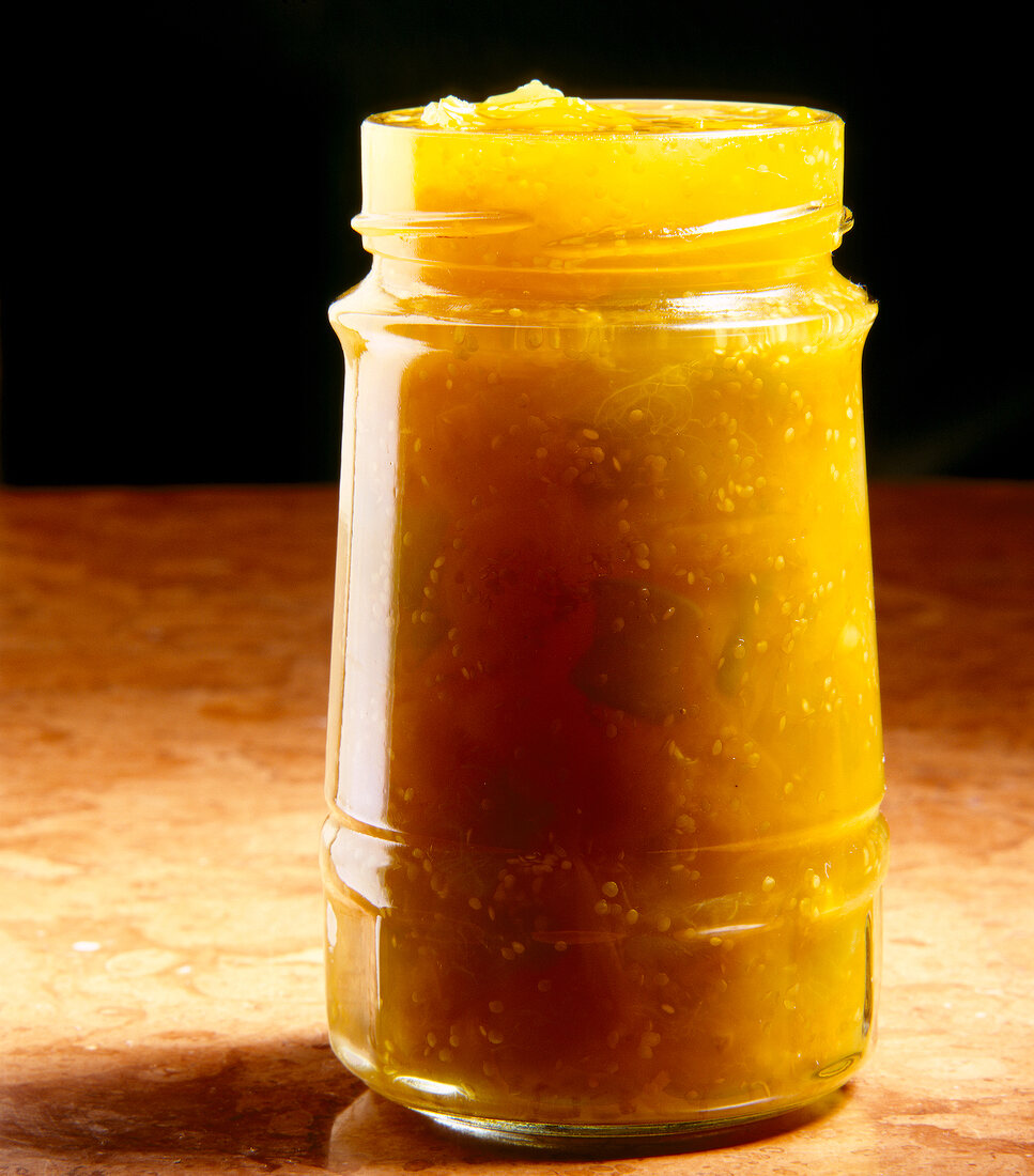 Melonen-Kap-Stachelbeer-Marmelade im Glas, gelb