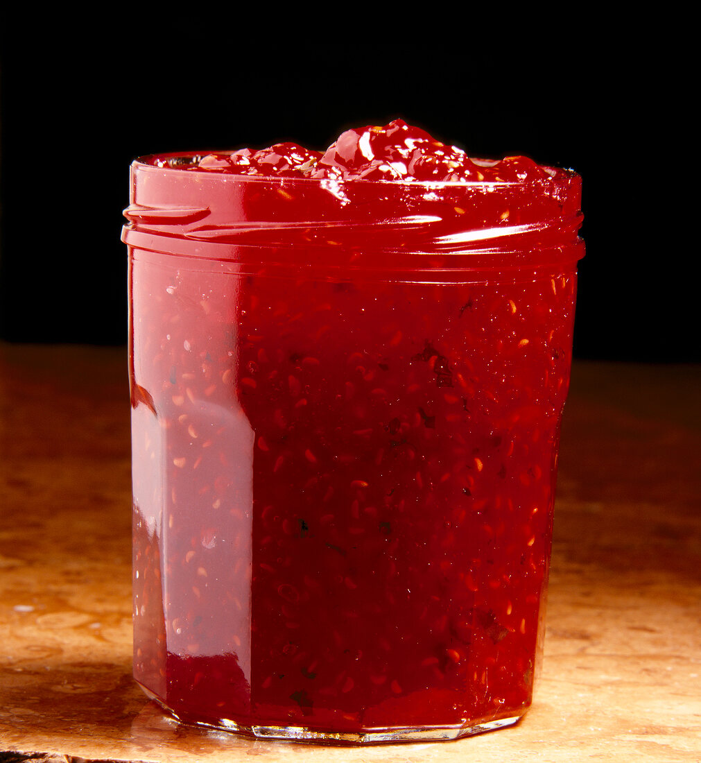 Himbeer-Grapefruit-Marmelade im Glas, rot