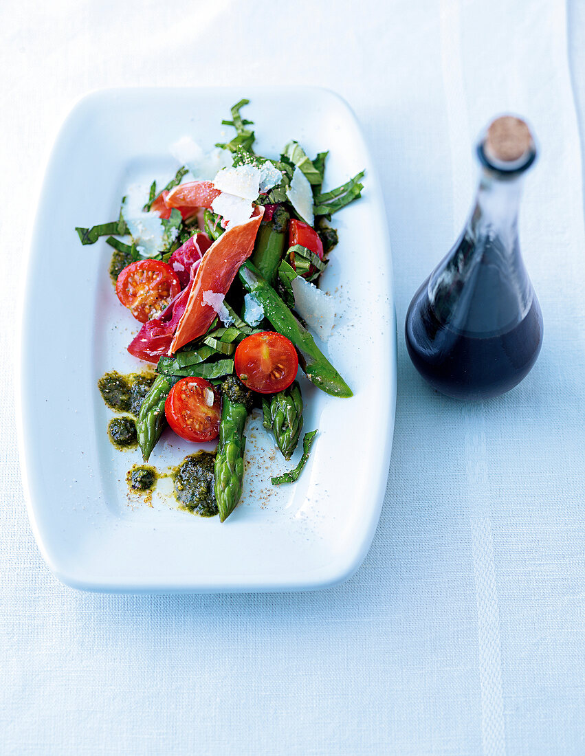 Grüner Spargelsalat mit Schinken Tomaten und Parmesankäse