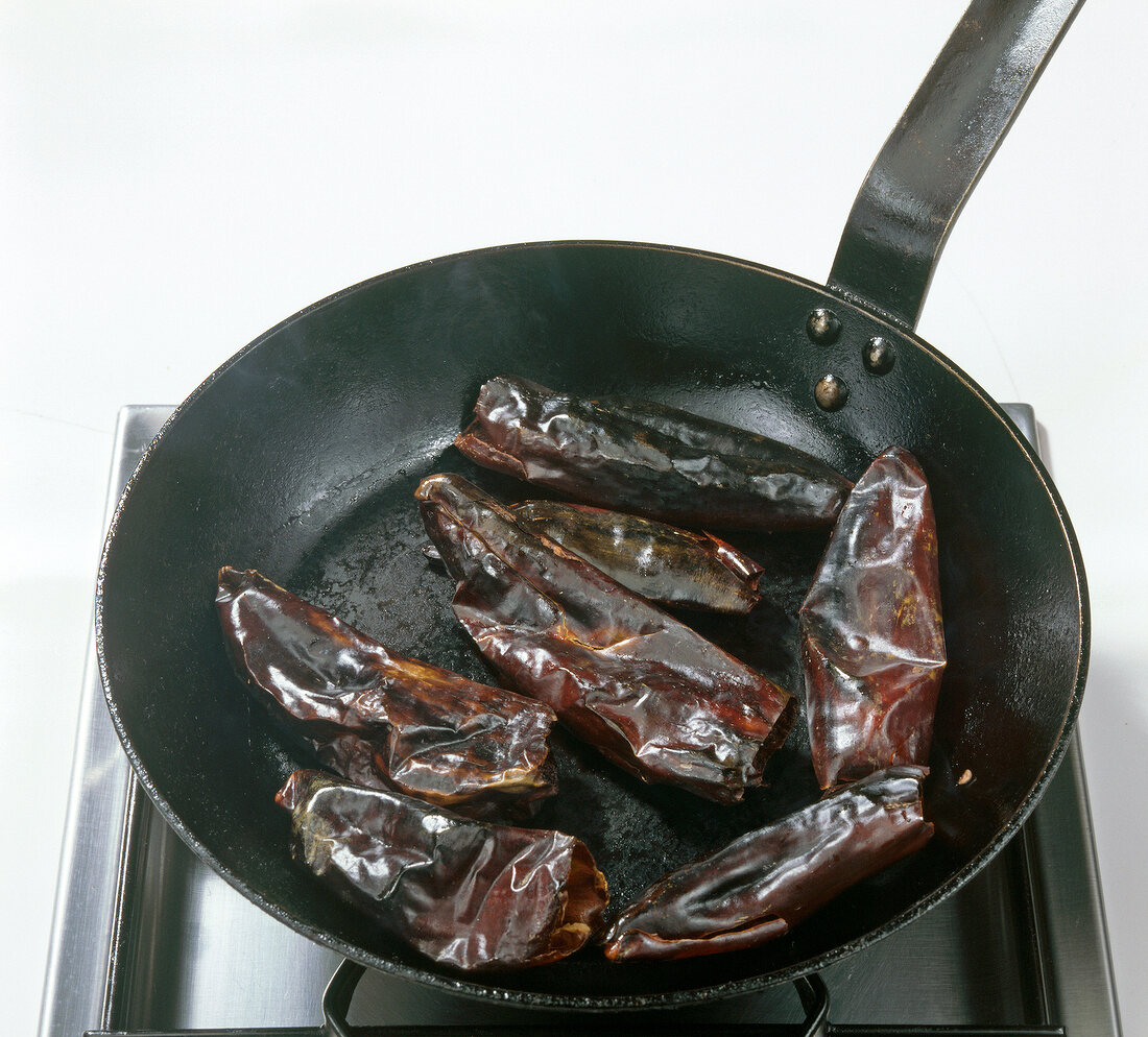 Paprika, getrocknete Chillies in Pfanne rösten und anbraten Step 4