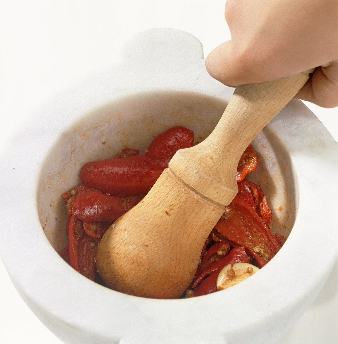 Grinding chillies and garlic in mortar, step 1