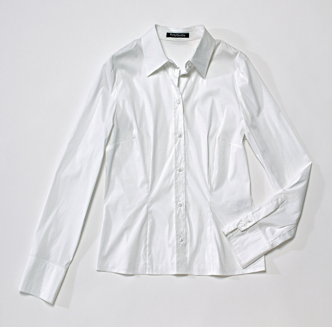 klassische Bluse in Weiß, freigestellt