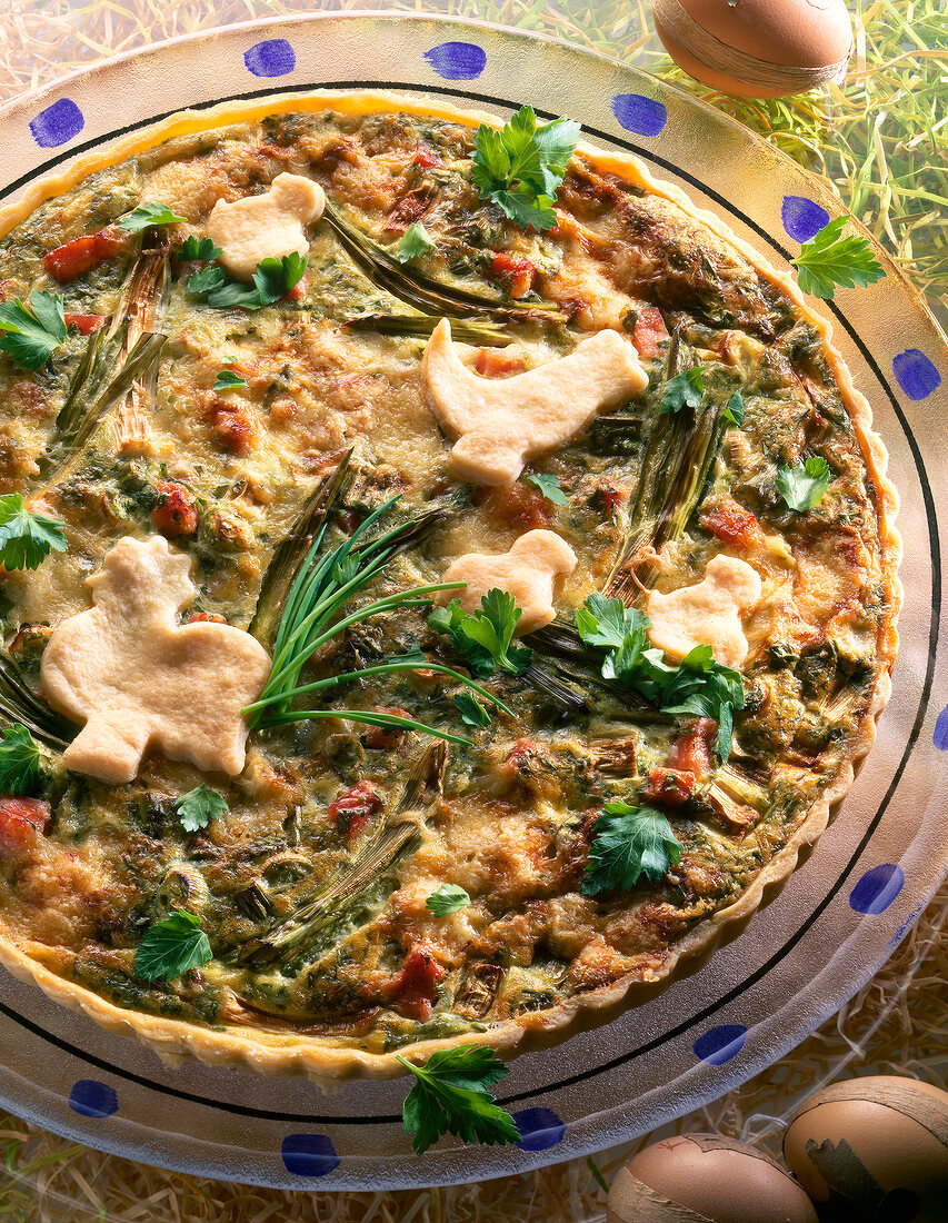 Oster-Quiche mit Lauchzwiebeln und Schinken ganz