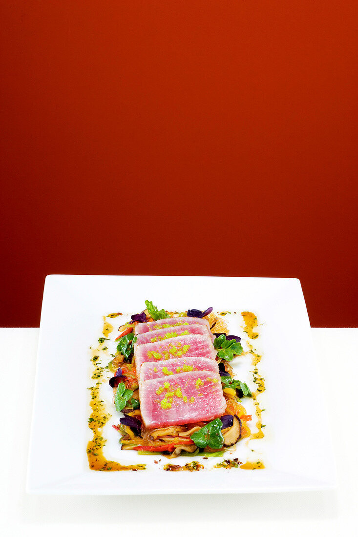 Gebeitzter Thunfisch auf Glasnudelsalat mit Tobikko-Kaviar