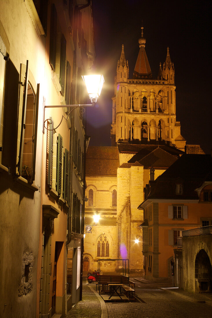 Kathedrale von Lausanne am Ende einer Strasse, abends, angestrahlt.X