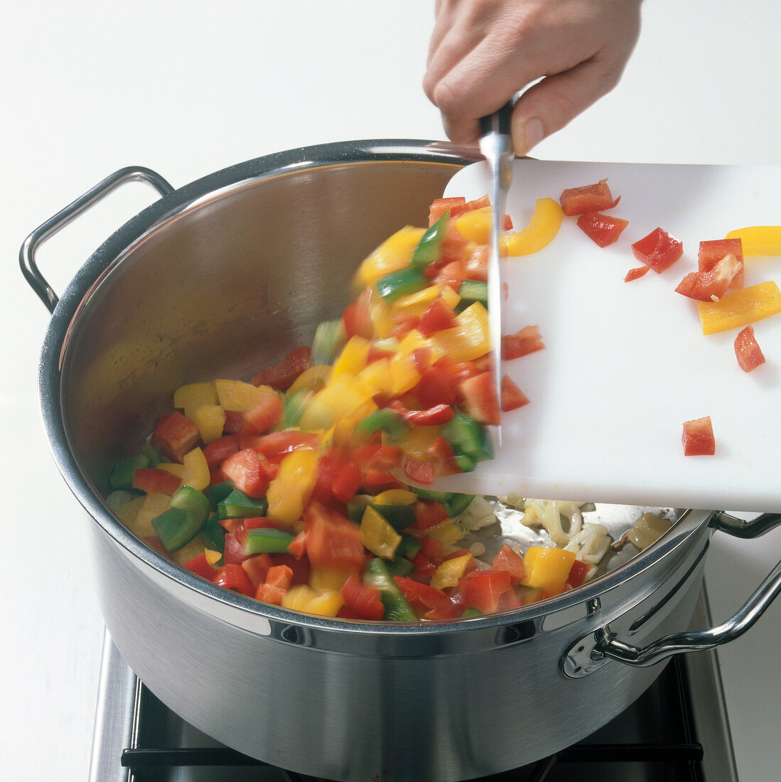 Paprika, Consomme, Paprika- würfel werden in Topf gegeben, Step1