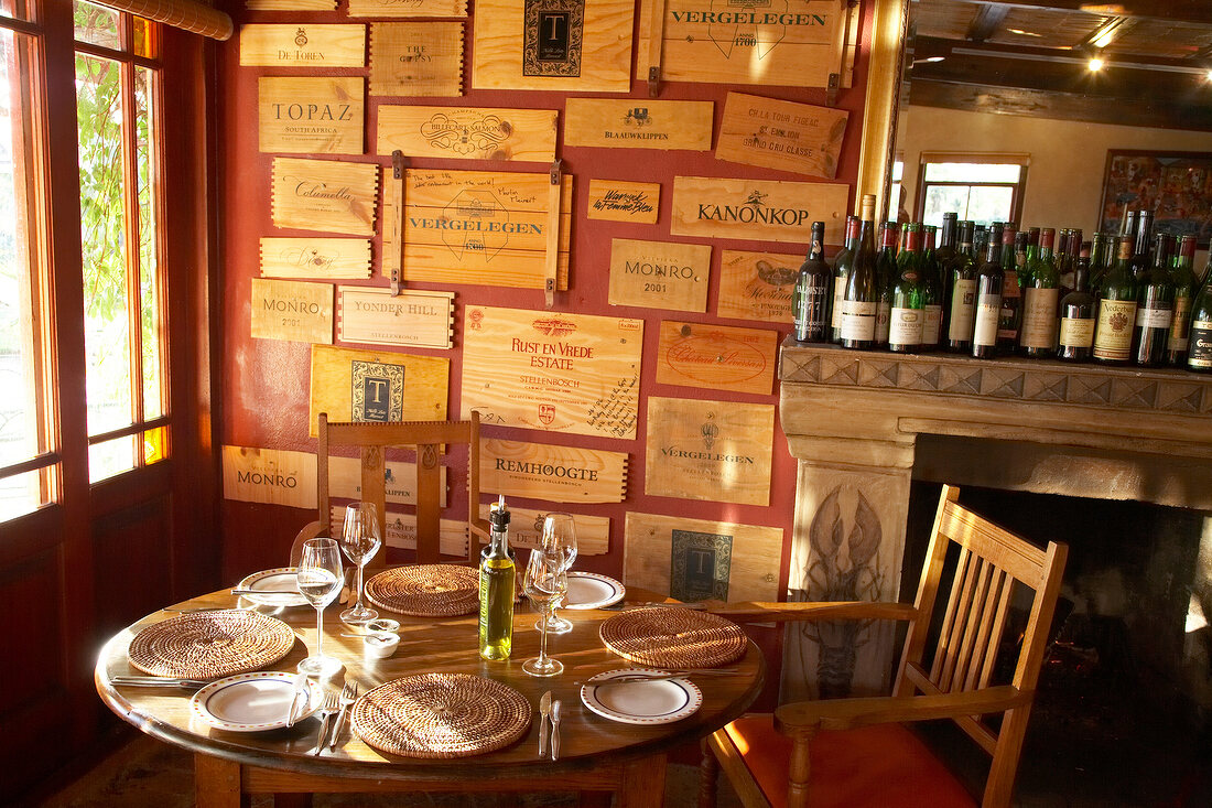 Südafrika, Weingut Ken Forrester, Tisch im Restaurant des Gutes