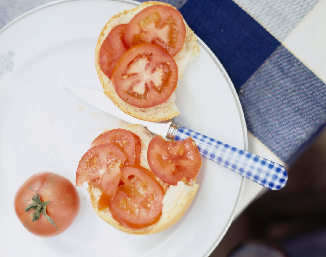 Brötchen belegt mit Tomatenscheiben, frische Tomate.