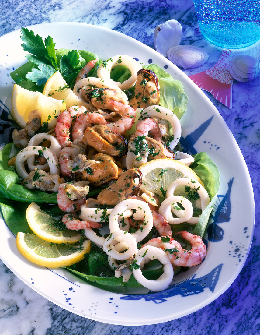 Insalata di frutti di mare - Salat aus Meeresfrüchten auf Teller