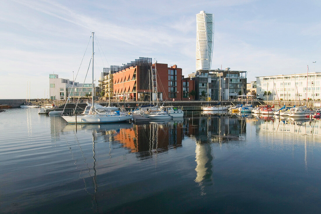 Yachthafen von Malmö mit dem "verdrehten Torso" im Hintergrund.