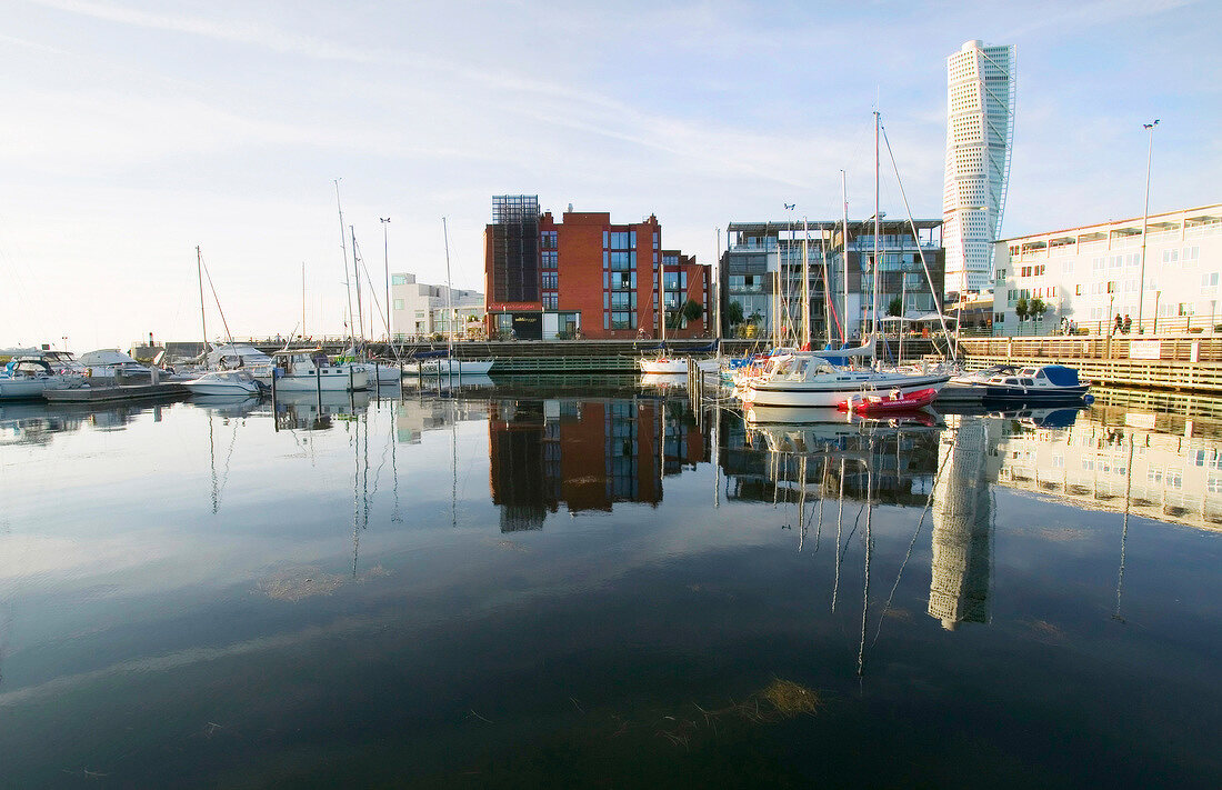 Yachthafen von Malmö mit dem "verdrehten Torso" im Hintergrund.