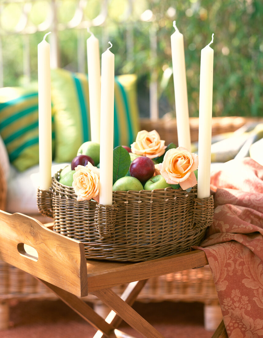 Weidenkorb mit Kerzenhaltern, Kerzen , Äpfeln und Rosen