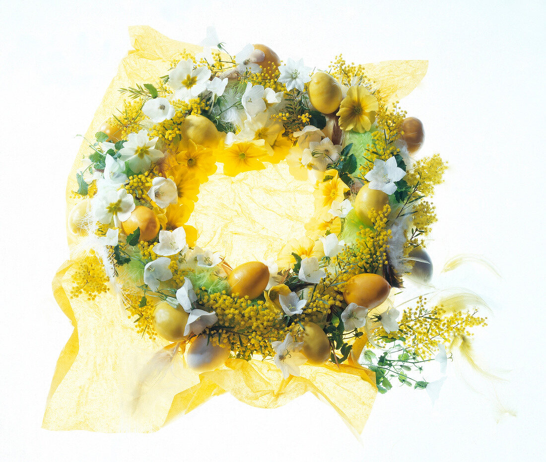 Osterkranz aus frischen Blumen in Gelb und Weiß mit Eiern