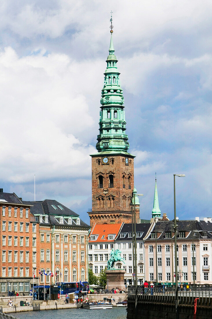 Nikolaikirche in Kopenhagen, davor das Denkmal von Bischof Absalon.
