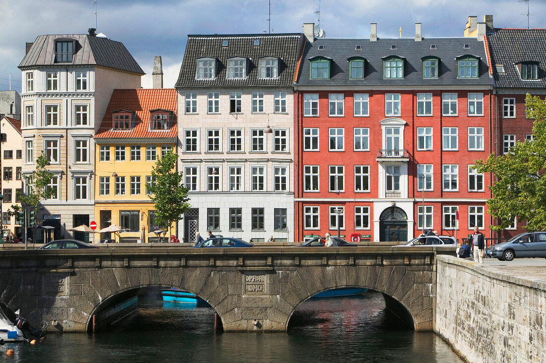 Bunte Häuser auf der Nybrogade und Frederiksholmskanal in Kopenhagen.X