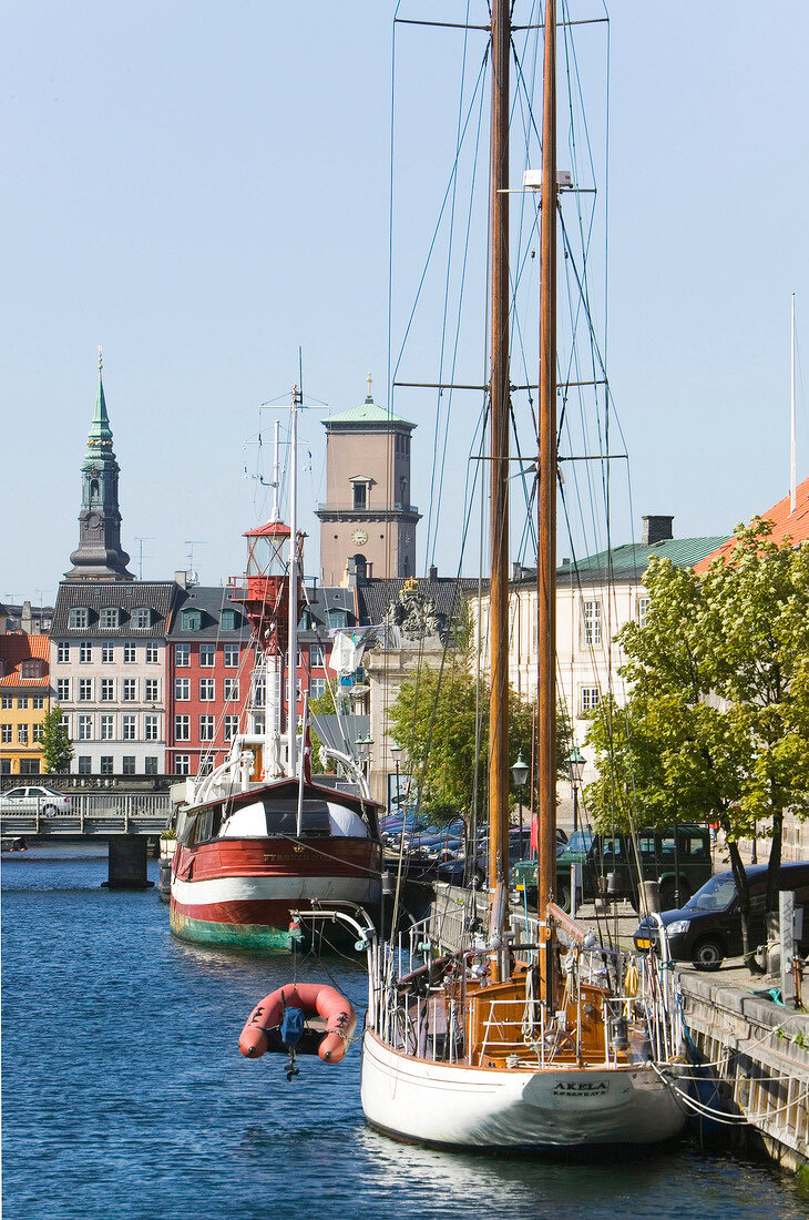 Schiffe auf dem Frederiksholms Kanal in Kopenhagen.